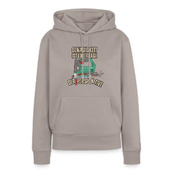Genauigkeit ist eine Frage der Perspektive - Frauen Premium Bio Hoodie - Taupe - Vorne - Julia (174cm)