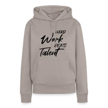 Le travail acharné bat le talent - Sweat à capuche Premium bio Femme - taupe - Devant - Julia (174cm)