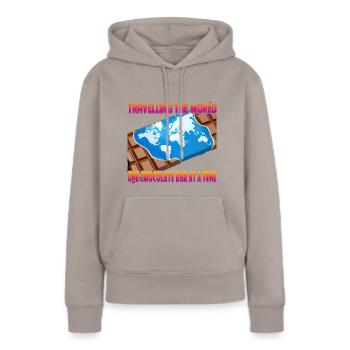 Voyager avec une barre de chocolat - Sweat à capuche Premium bio Femme - taupe - Devant - Julia (174cm)
