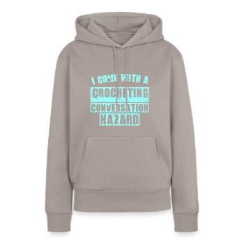I come with a Crocheting conversation - Frauen Premium Bio Hoodie - Taupe - Vorne - Julia (174cm)