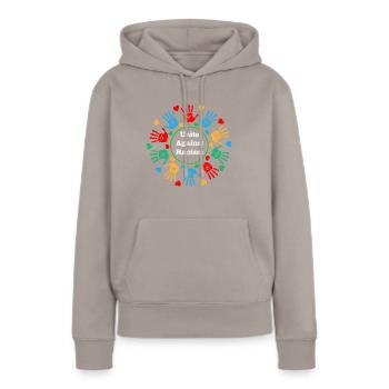 Gegen Rassismus - Frauen Premium Bio Hoodie - Taupe - Vorne - Julia (174cm)