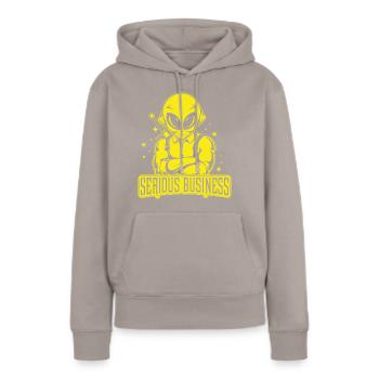 Alien Lustige Sprüche - Serious Business - Frauen Premium Bio Hoodie - Taupe - Vorne - Julia (174cm)