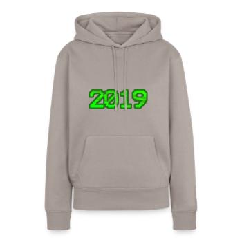 2019 2019 - Frauen Premium Bio Hoodie - Taupe - Vorne - Julia (174cm)