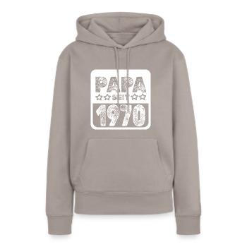 1970 1970 - Frauen Premium Bio Hoodie - Taupe - Vorne - Julia (174cm)