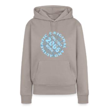 Spielfeld 2006 - Frauen Premium Bio Hoodie - Taupe - Vorne - Julia (174cm)