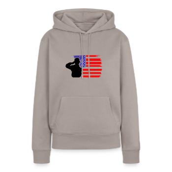 US Army Flagge | Soldat - Frauen Premium Bio Hoodie - Taupe - Vorne - Julia (174cm)