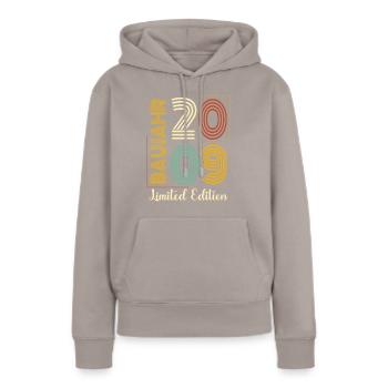Baujahr 2009 - Frauen Premium Bio Hoodie - Taupe - Vorne - Julia (174cm)