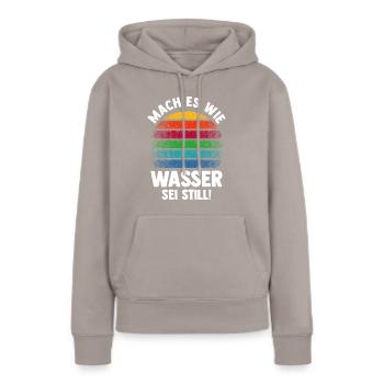 Mach es wie Wasser sei Still - Frauen Premium Bio Hoodie - Taupe - Vorne - Julia (174cm)