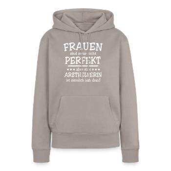 Arzthelferin Geschenk - Frauen Premium Bio Hoodie - Taupe - Vorne - Julia (174cm)