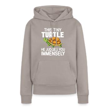 Diese winzige Schildkröte beurteilt Sie immens - Frauen Premium Bio Hoodie - Taupe - Vorne - Julia (174cm)