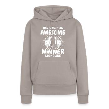 Gagnant - Sweat à capuche Premium bio Femme - taupe - Devant - Julia (174cm)