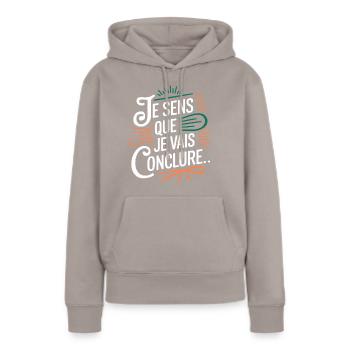 Je sens que je vais conclure - Sweat à capuche Premium bio Femme - taupe - Devant - Julia (174cm)