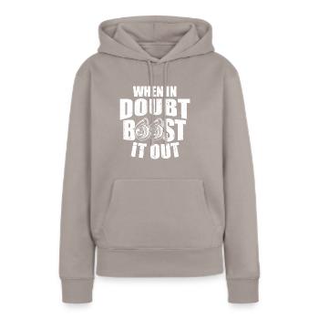 Im Zweifelsfall Boost It Out - Car Enthusiast - Frauen Premium Bio Hoodie - Taupe - Vorne - Julia (174cm)