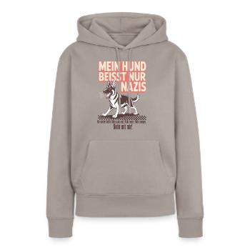Mein Schaeferhund beisst nur Nazis - Frauen Premium Bio Hoodie - Taupe - Vorne - Julia (174cm)