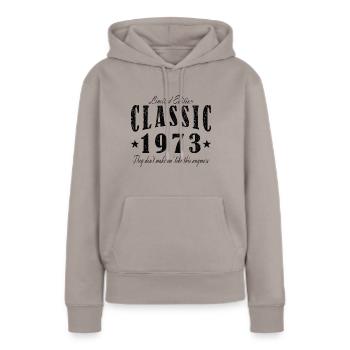 Klassisch 1973 - Frauen Premium Bio Hoodie - Taupe - Vorne - Julia (174cm)