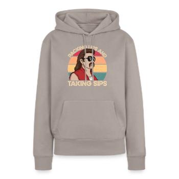 Lippen zusammenpressen und einen Schluck Redneck-D - Frauen Premium Bio Hoodie - Taupe - Vorne - Julia (174cm)