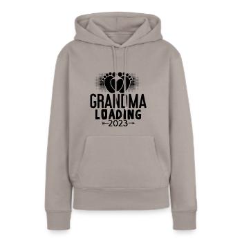 2023 Grand-mère chargeante grand-mère grand-mère 2023 - Sweat à capuche Premium bio Femme - taupe - Devant - Julia (174cm)