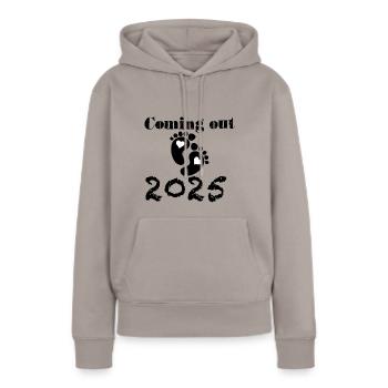 Bébé arrive en 2025, future maman en 2025, pieds de bébé - Sweat à capuche Premium bio Femme - taupe - Devant - Julia (174cm)