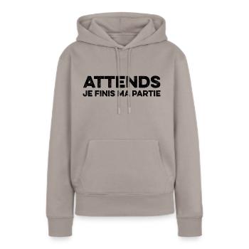 Attends Je Finis Ma Partie Cadeau Humour Geek Game - Sweat à capuche Premium bio Femme - taupe - Devant - Julia (174cm)