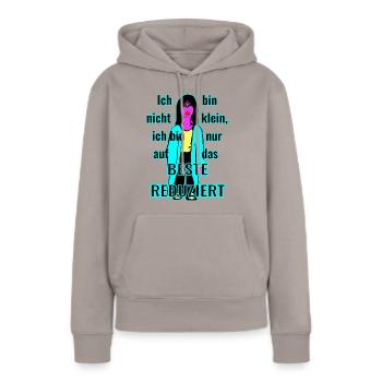 Ich bin nicht klein... - Frauen Premium Bio Hoodie - Taupe - Vorne - Julia (174cm)