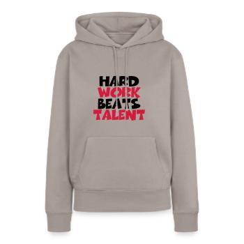 Hard work beats talent - Sweat à capuche Premium bio Femme - taupe - Devant - Julia (174cm)