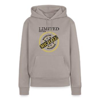 Je m’appelle Michael mon nom est Michael Gift - Sweat à capuche Premium bio Femme - taupe - Devant - Julia (174cm)