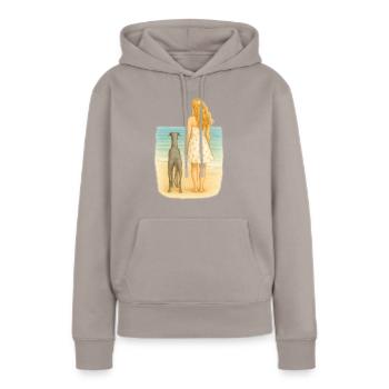 LML – Femme avec un lévrier sur la plage - Sweat à capuche Premium bio Femme - taupe - Devant - Julia (174cm)