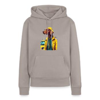 Magyar Vizsla im gelben Mantel - Frauen Premium Bio Hoodie - Taupe - Vorne - Julia (174cm)