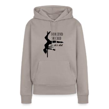 Poledance Trick Scorpio mit Zitat "She believed" - Frauen Premium Bio Hoodie - Taupe - Vorne - Julia (174cm)