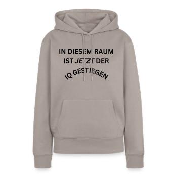 In diesem Raum ist jetzt der IQ gestiegen - Spruch - Frauen Premium Bio Hoodie - Taupe - Vorne - Julia (174cm)