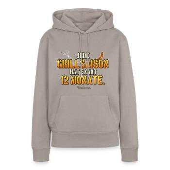 Grillspruch "12 Monate Grillsaison" - Frauen Premium Bio Hoodie - Taupe - Vorne - Julia (174cm)