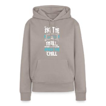 Ski the thrill, apres the chill - Frauen Premium Bio Hoodie - Taupe - Vorne - Julia (174cm)