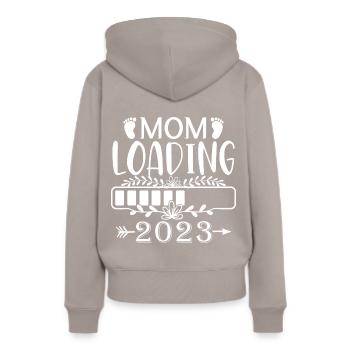 Mama loading 2023, werdende Mutter 2023 - Frauen Premium Bio Hoodie - Taupe - Hinten - Julia (174cm)