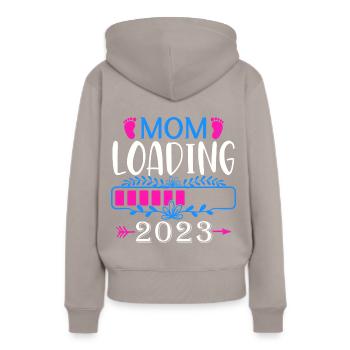 Mama loading 2023, werdende Mutter 2023 - Frauen Premium Bio Hoodie - Taupe - Hinten - Julia (174cm)