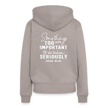 Quote Oscar Wilde Lustiger Spruch - Women’s Premium Organic Hoodie - taupe - Back - Julia (174cm)