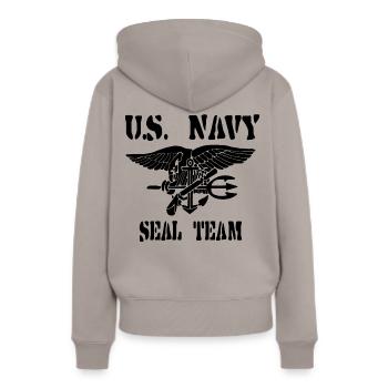Navy Seals Militär, Team Logo, US Marine, Geschenk - Frauen Premium Bio Hoodie - Taupe - Hinten - Julia (174cm)