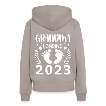 Werdende Oma 2023 Oma loading 2023 - Frauen Premium Bio Hoodie - Taupe - Hinten - Julia (174cm)