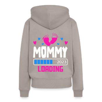 Mama loading 2023, werdende Mutter 2023 - Frauen Premium Bio Hoodie - Taupe - Hinten - Julia (174cm)