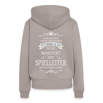 Seine Majestät der Spielleiter betritt den Raum - Frauen Premium Bio Hoodie - Taupe - Hinten - Julia (174cm)