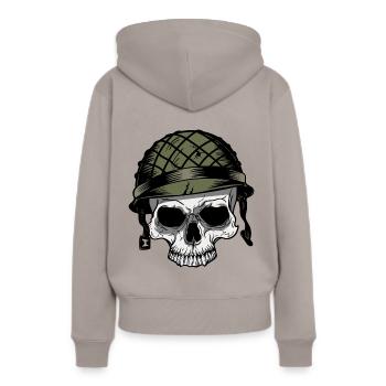 Soldat - Totenkopf - Militär - Soldatenhelm - Frauen Premium Bio Hoodie - Taupe - Hinten - Julia (174cm)