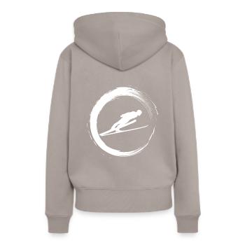 Skispringen Winterurlaub Berge - Frauen Premium Bio Hoodie - Taupe - Hinten - Julia (174cm)