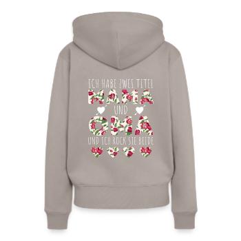 Ich Habe Zwei Titel Mama Und Oma - Frauen Premium Bio Hoodie - Taupe - Hinten - Julia (174cm)