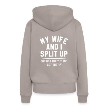 Ma femme et moi nous sommes séparés, elle a eu le U et j’ai eu le - Sweat à capuche Premium bio Femme - taupe - Dos - Julia (174cm)