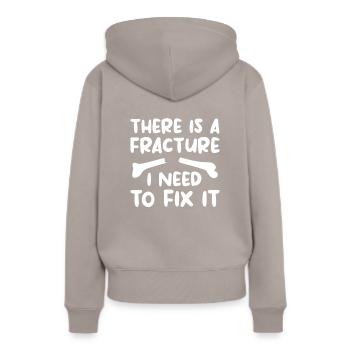 Es gibt eine Fraktur, die ich orthopädisch reparieren muss - Frauen Premium Bio Hoodie - Taupe - Hinten - Julia (174cm)