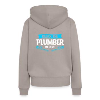 Entspannen Sie sich, dieser Klempner ist hier Klempner - Frauen Premium Bio Hoodie - Taupe - Hinten - Julia (174cm)