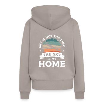 Der Himmel ist nicht die Grenze Der Himmel ist mein Heimflieger - Frauen Premium Bio Hoodie - Taupe - Hinten - Julia (174cm)