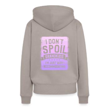 Ich verwöhne keine Enkelkinder, ich bin nur sehr - Frauen Premium Bio Hoodie - Taupe - Hinten - Julia (174cm)