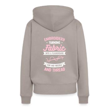 La broderie transforme le tissu en terrain de jeu pour moi - Sweat à capuche Premium bio Femme - taupe - Dos - Julia (174cm)