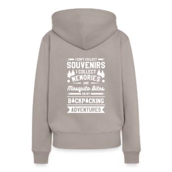 Je ne collectionne pas les souvenirs Je collectionne les souvenirs - Sweat à capuche Premium bio Femme - taupe - Dos - Julia (174cm)