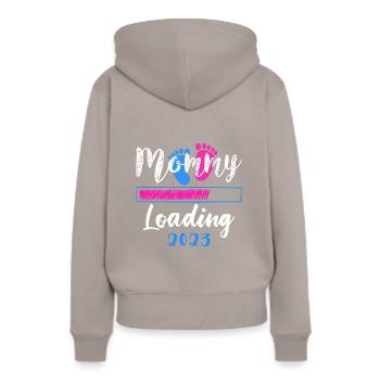 Mama loading 2023, werdende Mutter 2023 - Frauen Premium Bio Hoodie - Taupe - Hinten - Julia (174cm)